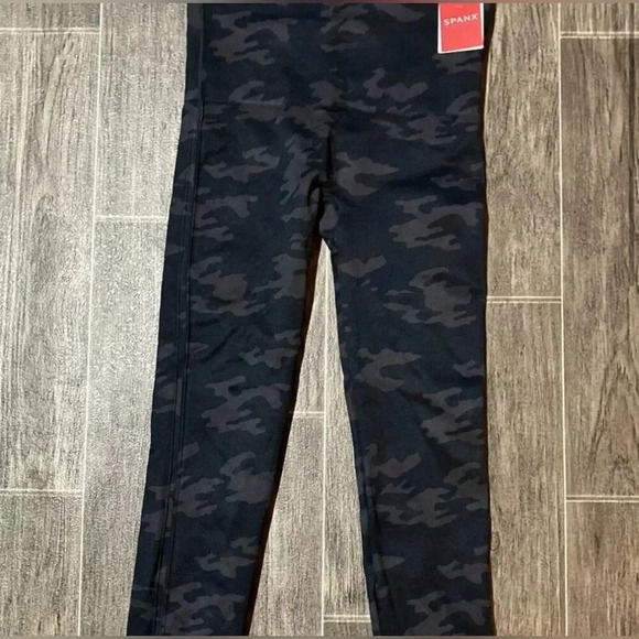 SPANX LOOK AT ME NOW BLACK CAMO LEGGINGS LARGE CAMOFLAUGE - Picture 3 of 11